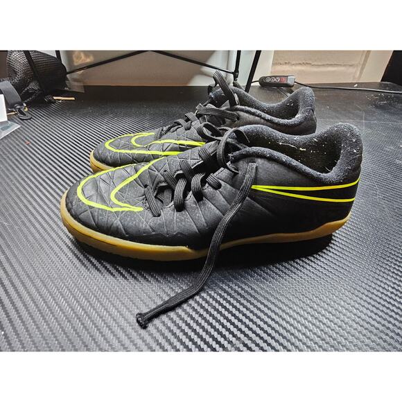 NIKE JR HYPERVENOM PHELON II IC YOUTH Size 1.5 INDOOR SOCCER SHOES 749920-009 - Picture 2 of 8